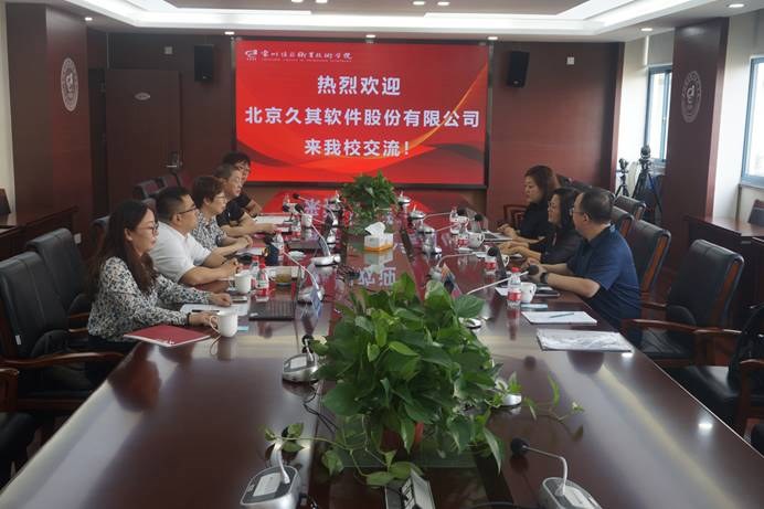 一群人在餐廳用（yòng）餐 中度可信度描述已自動（dòng）生成