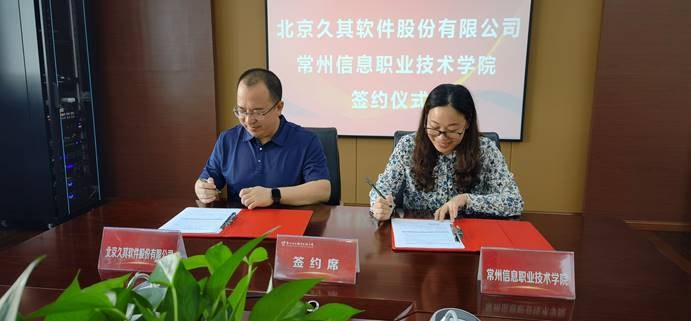 桌子上的（de）電腦螢幕前（qián）的（de）人（rén） 低可信度描（miáo）述已自動生成